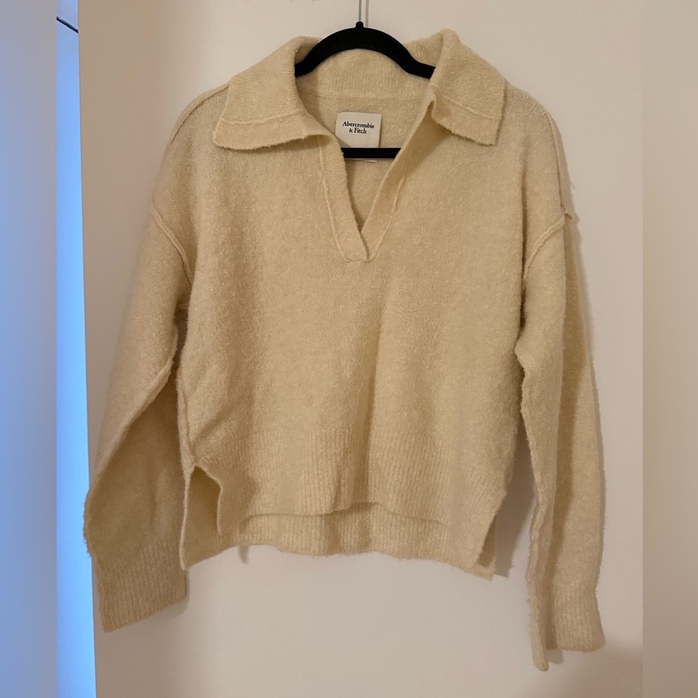 Abercrombie & Fitch Women's Cream V-Neck Sweater